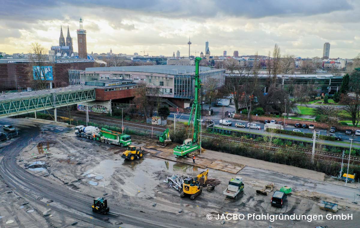 Luftbild der Baustelle der Messehalle 1plus mit dem Kölner Dom im Hintergrund.