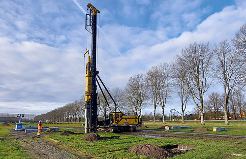 Rammgerät beim Einbau der Centrum Pfähle auf dem Solarfeld in Flevoland.